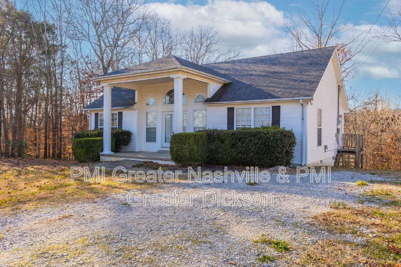 Charming - 3 Bedroom, 2 Bath Home in Waverly, TN property image