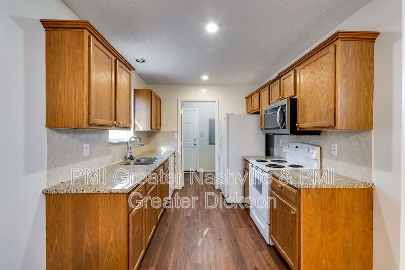 Charming - 3 Bedroom, 2 Bath Home in Waverly, TN property image