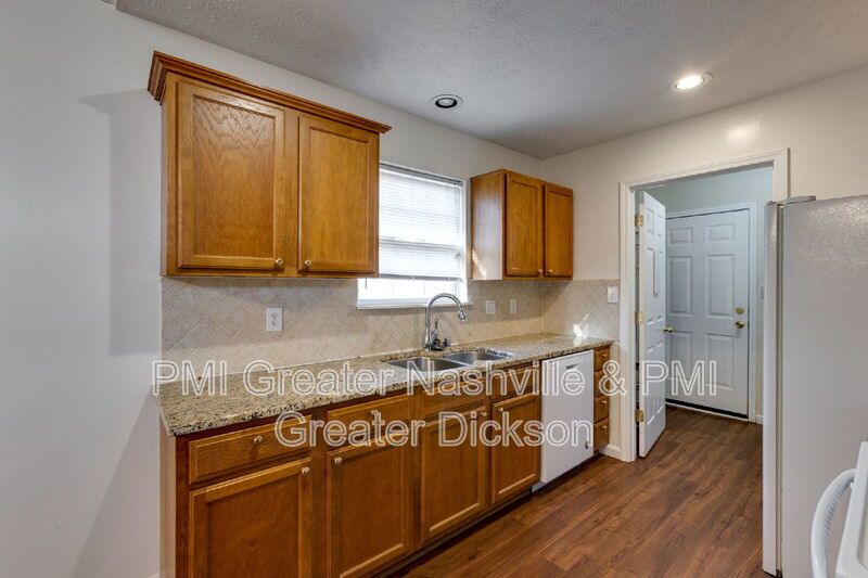 Charming - 3 Bedroom, 2 Bath Home in Waverly, TN property image